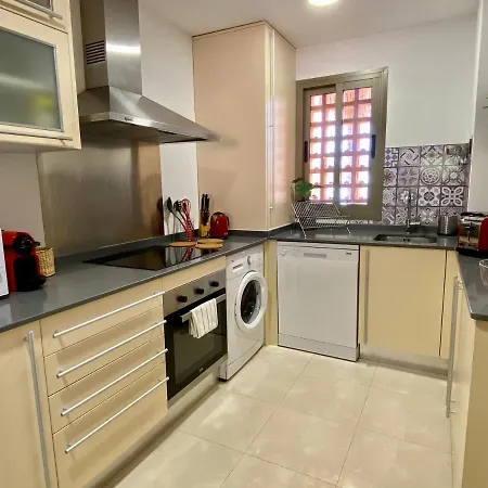 Sunny 2br Style New Golden Mile Free Parking Wifi & Aircon *