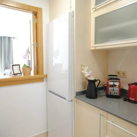 Sunny 2br Style New Golden Mile Free Parking Wifi & Aircon Apartment *